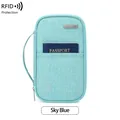 Portafoglio da viaggio azzurro con protezione RFID e logo metallico Travel con cinturino - Celeste
