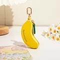 Mini porte-monnaie banane en cuir jaune avec zip vert et crochet doré élégant - Banane
