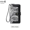 Portafoglio lungo da donna con protezione RFID in pelle nera e inserto zebrato chic - Stampa zebrata