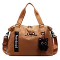 Braune Nylon-Reisetasche mit süßer Katzenstickerei und Plüsch-Kätzchen-Anhänger - Mit Anhänger / Braun