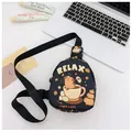 Vue à plat du sac bandoulière Capybara noir avec texte RELAX et sangle réglable - Noir