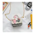 Détail d'un sac bandoulière en tweed pour fille avec anse perle et pendentif lapin - Lapin Noir
