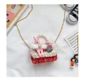 Détail du sac fille en tweed rouge avec bordure dentelle, fleurs 3D et pendentif lapin - Lapin Rouge