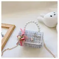 Détail du sac enfant en tweed avec poignée en perles et pendentif lapin en peluche - Lapin Rose Bleu