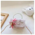 Détail d'un sac à main en tweed pour fille avec anse en perles et pendentif lapin - Lapin Rose Rose