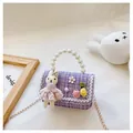Détail du sac fille en tweed violet avec poignée en perles et adorable lapin en peluche - Lapin Blanc Violet
