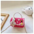 Détail du mini sac en tweed rose avec poupée lapin, poignée perle et chaîne dorée - Lapin Blanc Rose Rouge