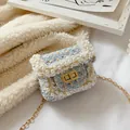 Mini-Tasche aus blau-weißem Tweed mit Perlenbesatz und goldenem Kettenriemen - Blau