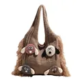 Braune Stricktasche mit bunten 3D-Tieranhängern und Fransenverzierung an der Seite - Khaki