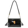 Bolso de hombro negro brillante con cierre dorado vintage y correa de cadena - Negro