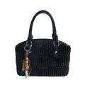 Schwarze Matelassé-Handtasche mit Falten, Holzperlen-Quaste und glatter Lederbasis - Schwarz