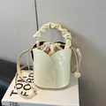 Borsa a secchiello a forma di tulipano in ecopelle bianco crema con manico a pieghe - Bianco Sporco