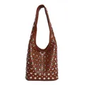 Bolso hobo marrón de cuero con tachuelas plateadas vintage y correa ancha en blanco - Marrón
