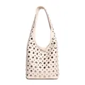 Bolso hobo beige chic con tachuelas metálicas plateadas y diseño moderno minimalista - Blanco
