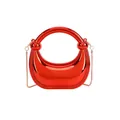 Sac à main demi-lune rouge métallique avec poignée ronde et bandoulière chaîne dorée - Rouge
