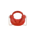 Mini sac demi-lune rouge métallisé avec texture ondulée et bandoulière chaîne dorée - Rouge