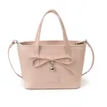 Bolso tote rosa pálido con lazo y colgante de corazón plateado en fondo blanco - Rosa