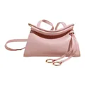 Détail du sac à main rose montrant le fermoir en métal et les anneaux décoratifs ronds - Rose