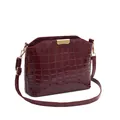 Sac bandoulière en cuir verni rouge foncé à motif crocodile et détails dorés - Bordeaux