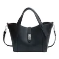 Klassische schwarze Beuteltasche mit Lychee-Struktur, Silberverschluss und Gurt - Schwarz