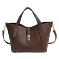 Dunkelbraune Handtasche mit Litschi-Muster, silbernem Verschluss und Riemen - Braun