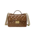 Borsa a mano trapuntata in pelle verniciata marrone con chiusura e catena dorata - Marrone