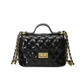 Sac à bandoulière en cuir matelassé noir avec chaîne dorée et fermoir pivotant - Noir