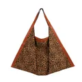 Große Shopper-Tasche mit Leopardenmuster und braunen Ledergriffen auf weißem Grund - Bedruckter Stil / Leopardenmuster