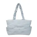 Hellblaue gesteppte Puffer-Tasche mit weißer Stickerei und gerafftem Wolkengriff - Blau