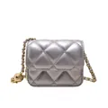 Mini sac à rabat matelassé argent métallisé avec bandoulière chaîne et pendentif boule - Argent