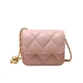 Mini sac à bandoulière rose clair avec motif matelassé et chaîne dorée - Rose