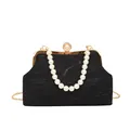 Elegante schwarze Abendtasche mit Wellenstruktur, Perlengriff und goldener Kette - Schwarz
