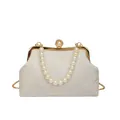 Sac coquillage blanc cassé à texture ondulée avec anse perles et chaîne dorée - Blanc