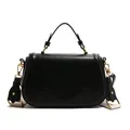 Sac à main minimaliste en cuir noir avec rabat ondulé et large bandoulière en tissu - Noir