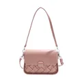 Sac hobo rose en cuir tressé avec boucle argentée et bandoulière sur fond blanc - Rose
