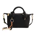 Borsa nera in pelle scamosciata opaca con finiture dorate e ciondolo con nappa di perline - Nero