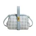 Bolso tipo concha de cuadros vichy azul y blanco con ribete de cuero y cierre dorado - Azul