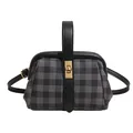 Bolso tipo concha con diseño de cuadros negros y grises, herrajes dorados y asa de cuero - Negro