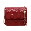 Bolso bandolera rojo acolchado con cadena y bola de metal dorado ajustable - Rojo