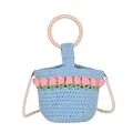 Bolso tipo cubo tejido azul cielo con tulipanes rosas y correa de perlas - Azul