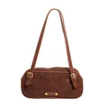Bolso baguette de ante marrón oscuro con textura vintage y placa metálica dorada - Marrón