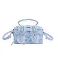Bolso azul claro estilo ballet con encaje y lazos sobre un fondo blanco limpio - Azul