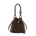 Bolso saco de ante marrón con asa de cuentas de madera y cordón, mostrado en fondo blanco - Marrón