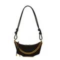 Bolso de media luna en ante negro mate con detalle de cadena dorada y correa anudada - Negro