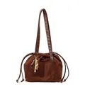 Bolso tote retro marrón oscuro en ante mate con cierre de cordón y colgante de madera - Café