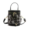 Bolso tipo cubo con estampado de leopardo, cuero negro y herrajes dorados - Leopardo Negro