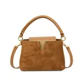 Bolso de ante marrón vintage con logotipo V dorado y correa de hombro desmontable en blanco - Marrón