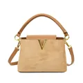 Bolso bandolera de ante marrón con logotipo V dorado y correa ajustable para hombro - Caqui