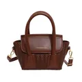 Bolso de mano marrón con textura trenzada, asas y correa de hombro desmontable estilo 2025 - Café