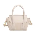 Bolso bandolera beige elegante con textura trenzada, asa y letras doradas - Beige